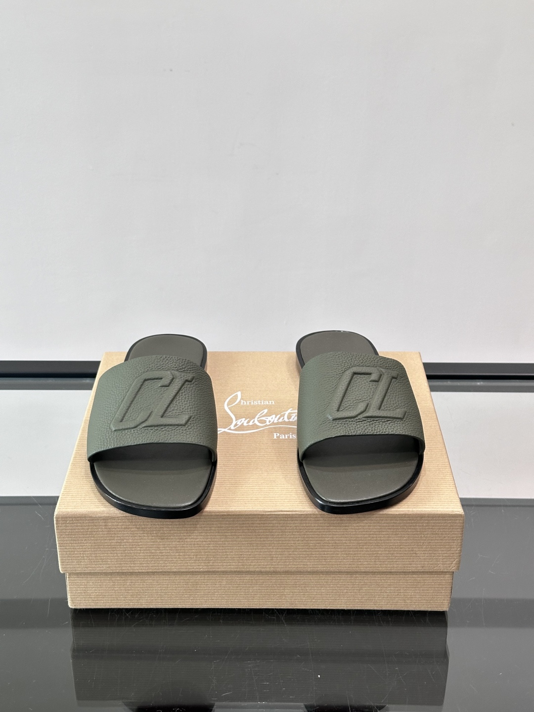 🖤Christian Louboutin男士凉拖，选用优质皮革，鞋面有标志性“CL”装饰，简约又有辨识度