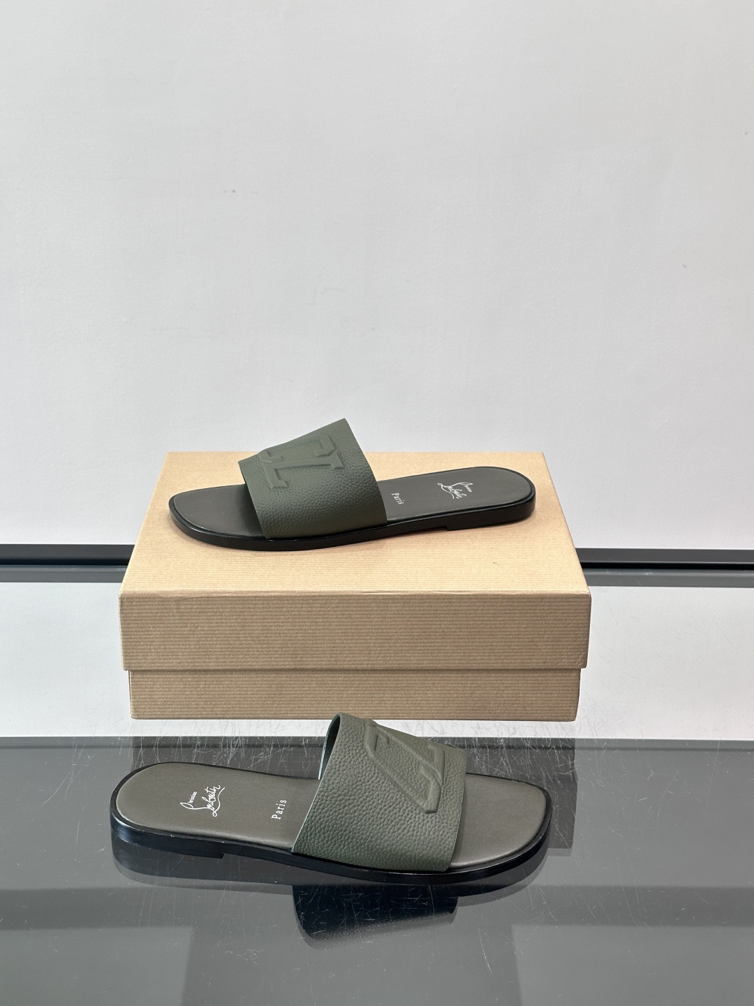 🖤Christian Louboutin男士凉拖，选用优质皮革，鞋面有标志性“CL”装饰，简约又有辨识度