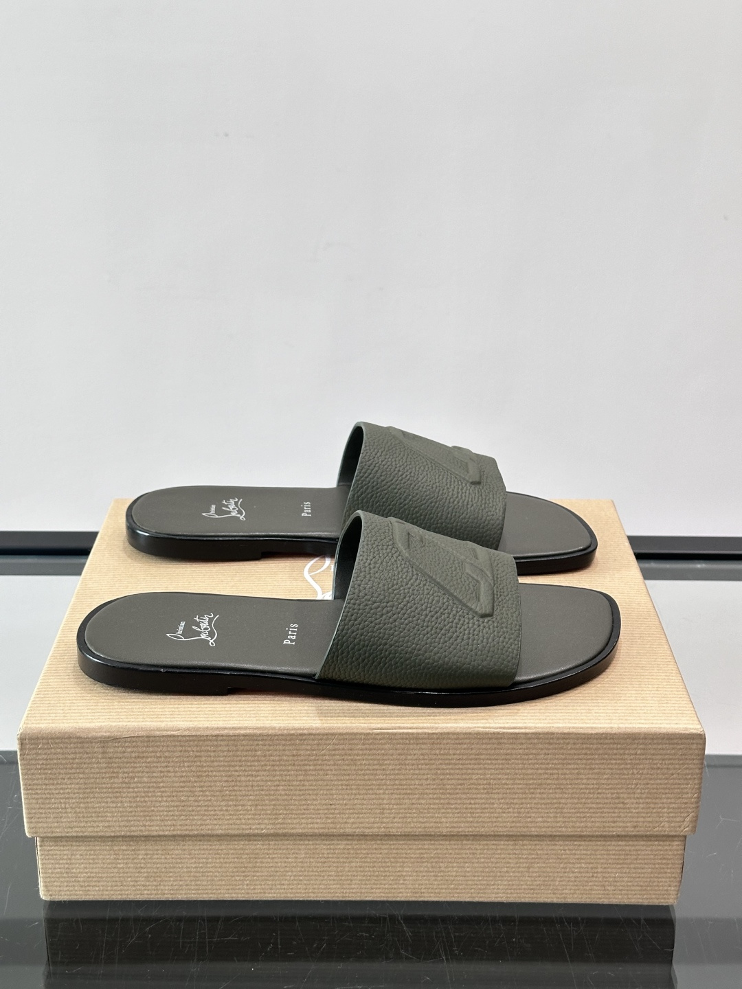 🖤Christian Louboutin男士凉拖，选用优质皮革，鞋面有标志性“CL”装饰，简约又有辨识度
