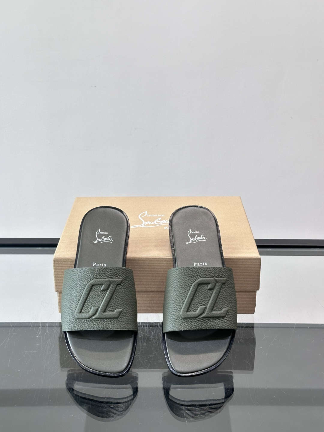 🖤Christian Louboutin男士凉拖，选用优质皮革，鞋面有标志性“CL”装饰，简约又有辨识度