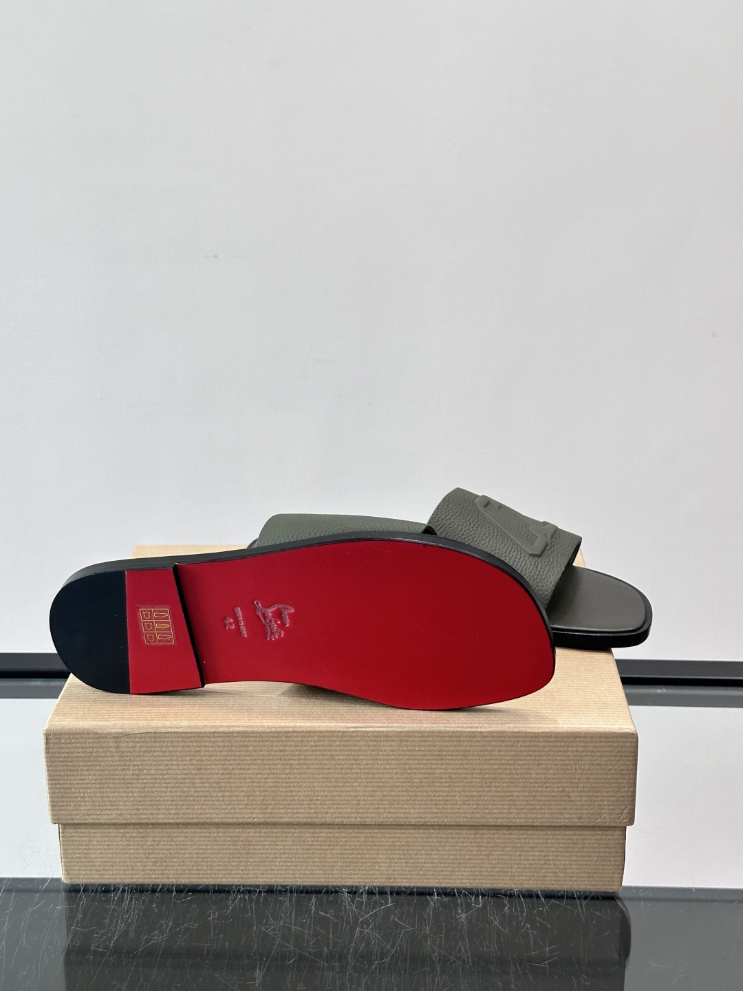 🖤Christian Louboutin男士凉拖，选用优质皮革，鞋面有标志性“CL”装饰，简约又有辨识度