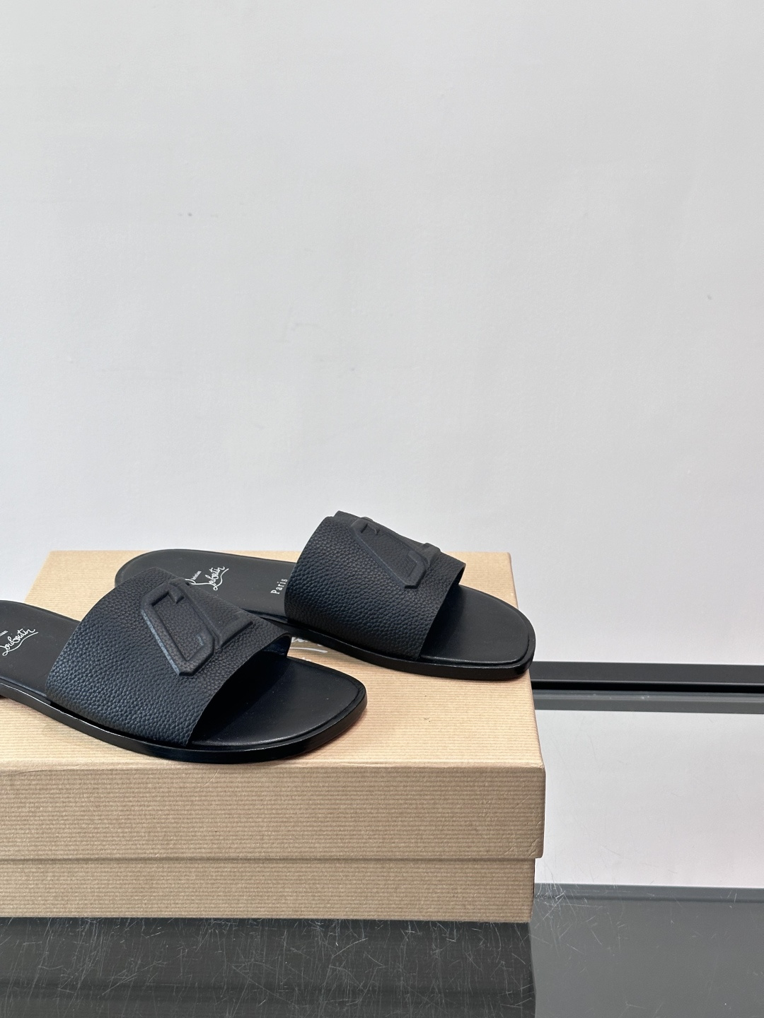 🖤Christian Louboutin男士凉拖，选用优质皮革，鞋面有标志性“CL”装饰，简约又有辨识度