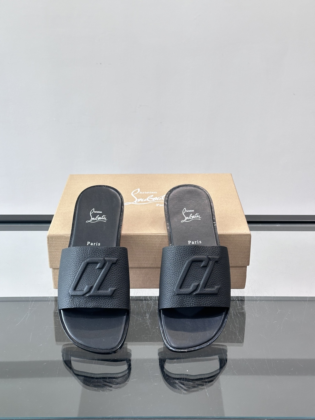 🖤Christian Louboutin男士凉拖，选用优质皮革，鞋面有标志性“CL”装饰，简约又有辨识度