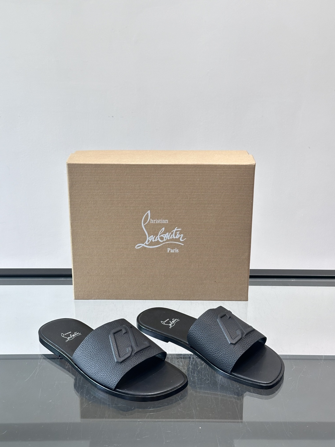 🖤Christian Louboutin男士凉拖，选用优质皮革，鞋面有标志性“CL”装饰，简约又有辨识度
