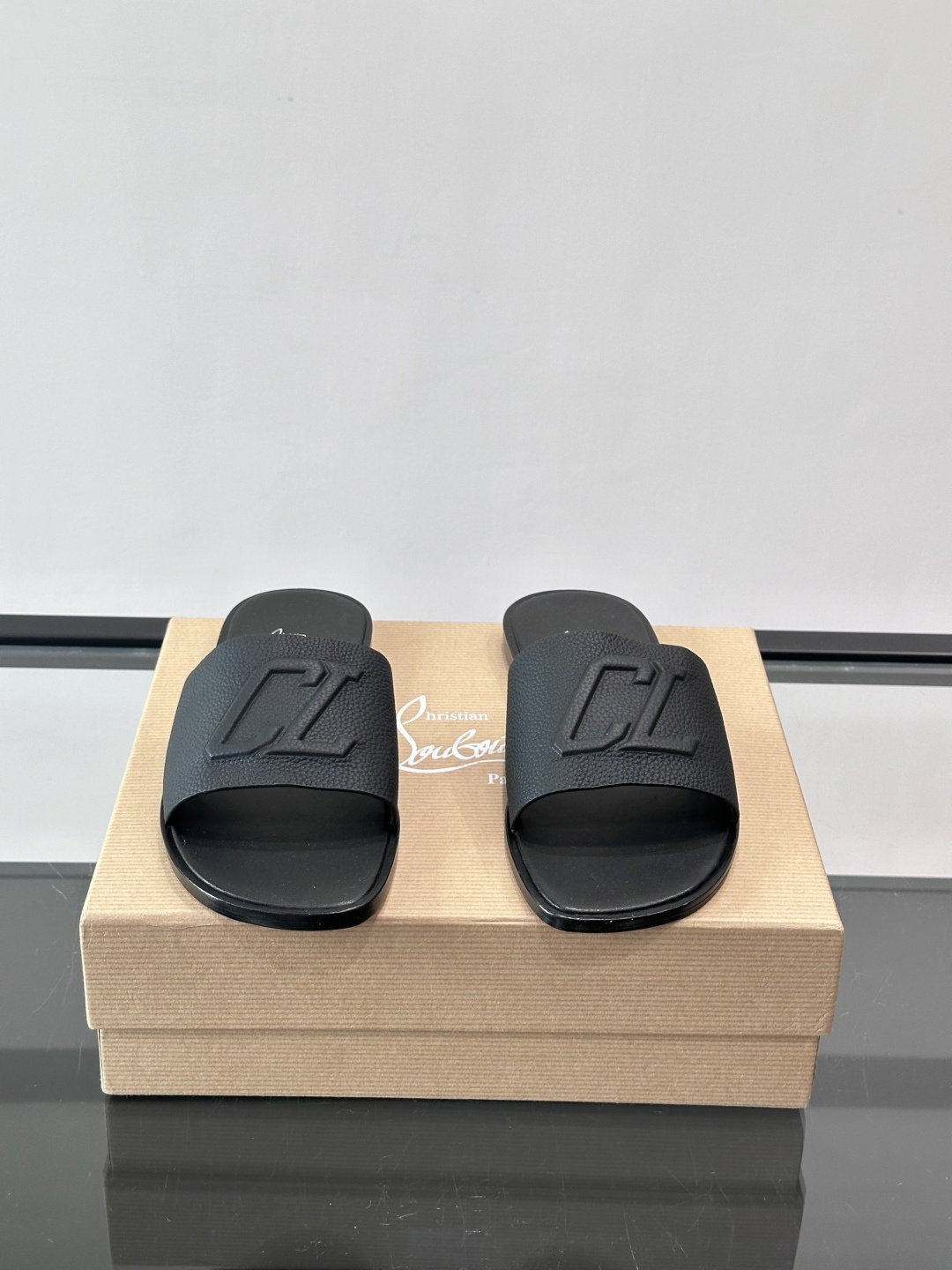 🖤Christian Louboutin男士凉拖，选用优质皮革，鞋面有标志性“CL”装饰，简约又有辨识度
