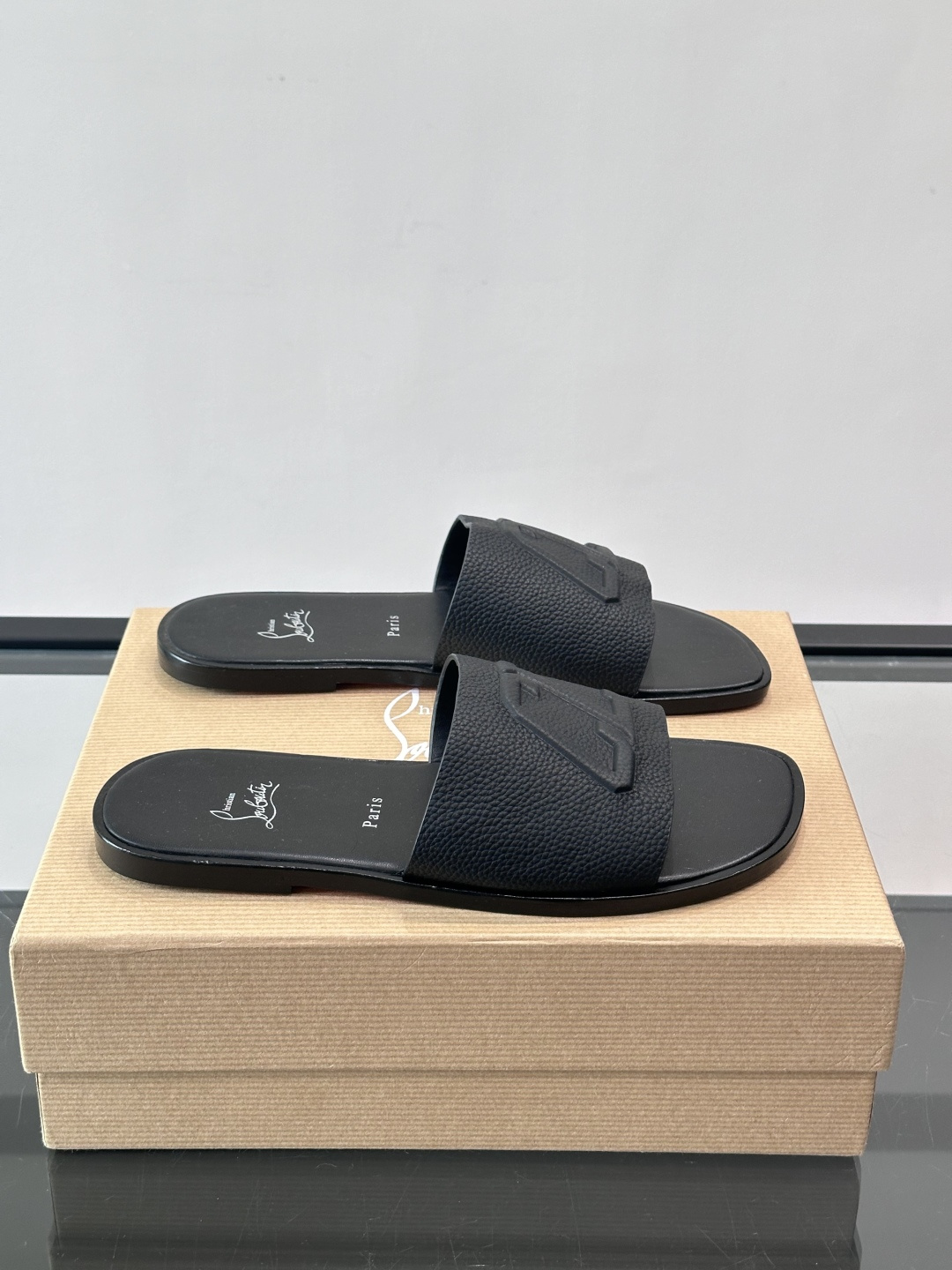 🖤Christian Louboutin男士凉拖，选用优质皮革，鞋面有标志性“CL”装饰，简约又有辨识度