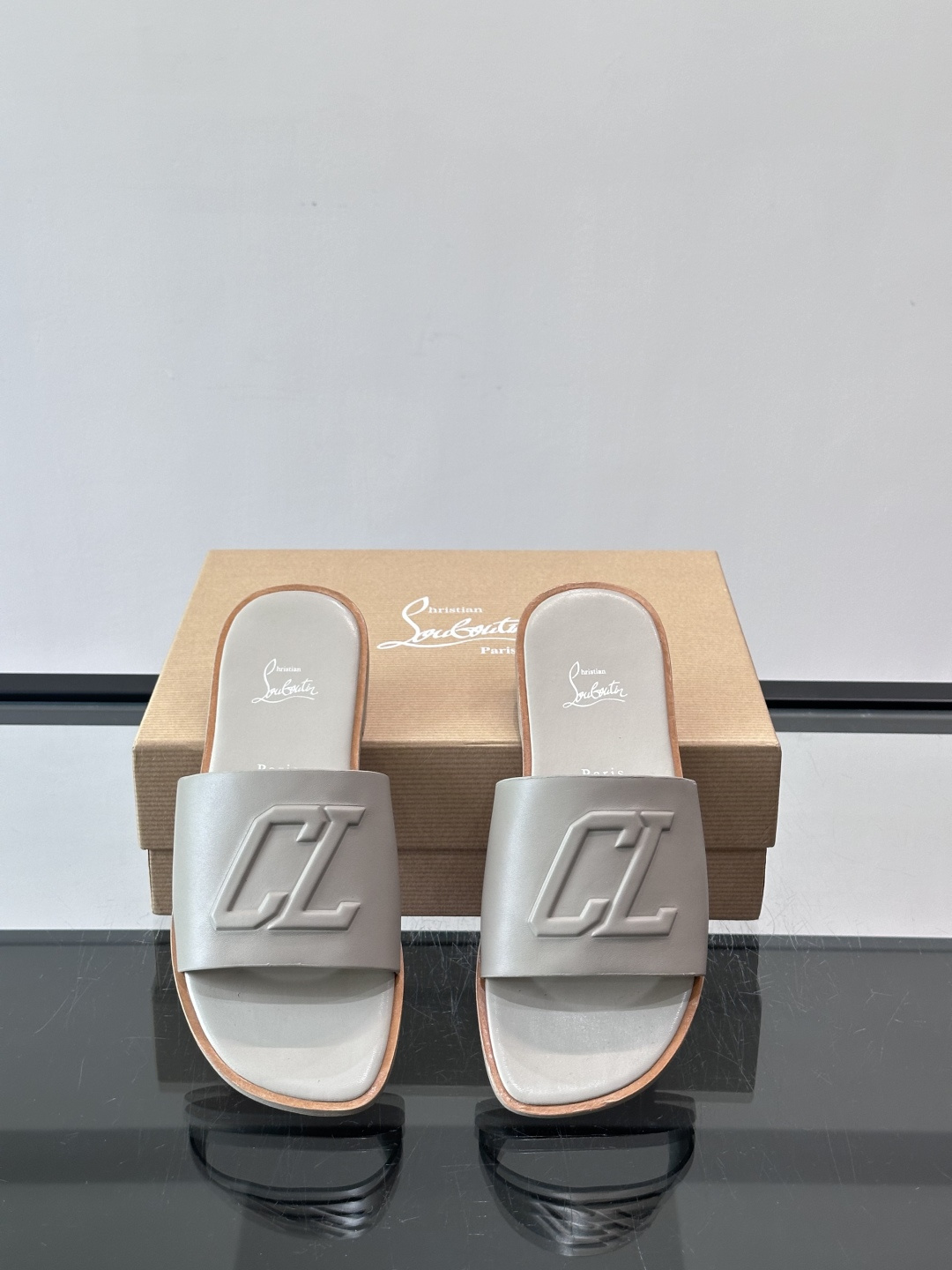🖤Christian Louboutin男士凉拖，选用优质皮革，鞋面有标志性“CL”装饰，简约又有辨识度