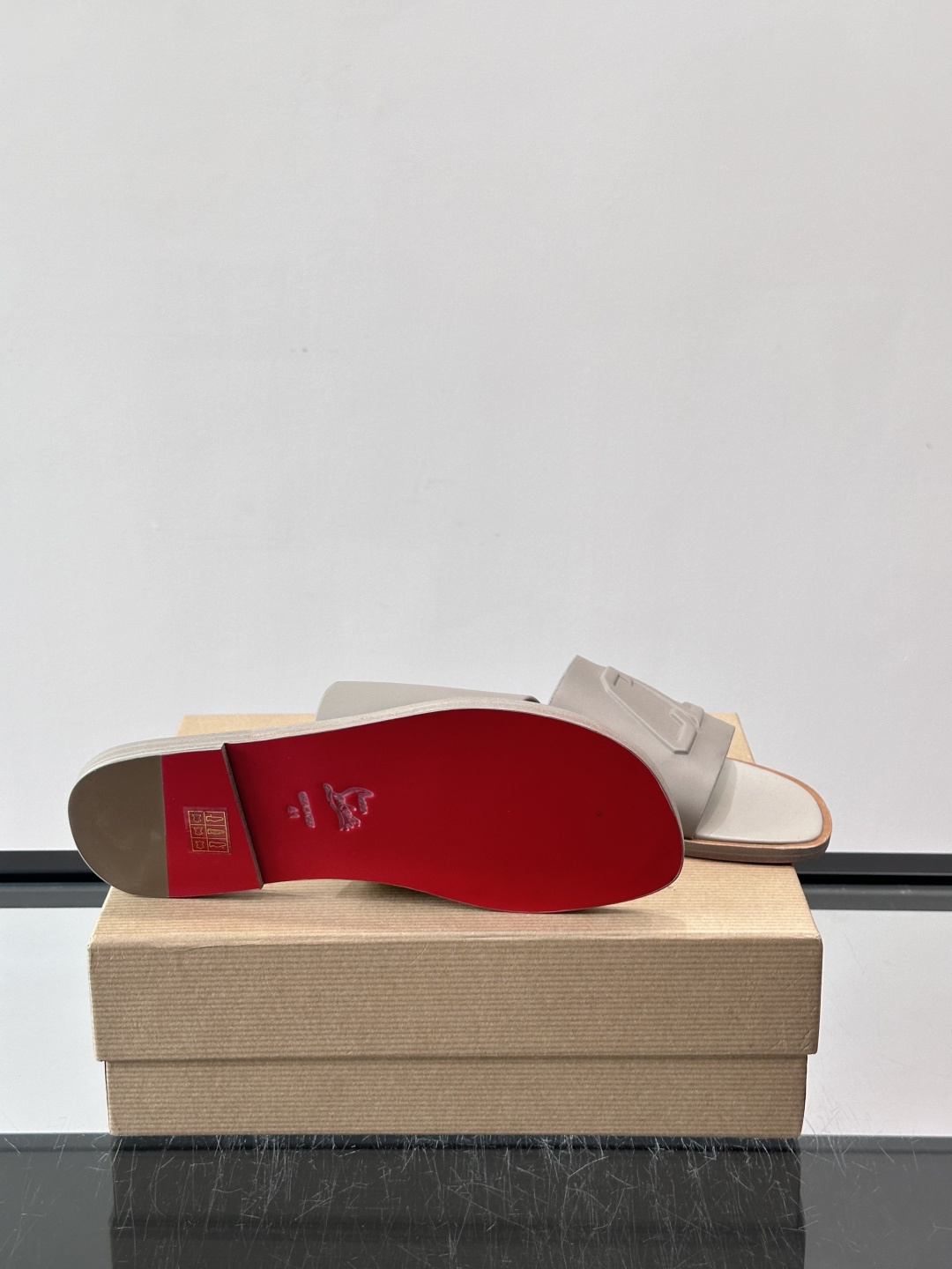 🖤Christian Louboutin男士凉拖，选用优质皮革，鞋面有标志性“CL”装饰，简约又有辨识度