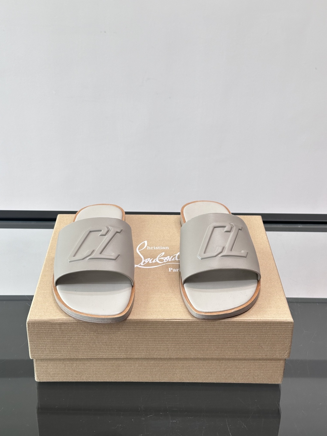 🖤Christian Louboutin男士凉拖，选用优质皮革，鞋面有标志性“CL”装饰，简约又有辨识度