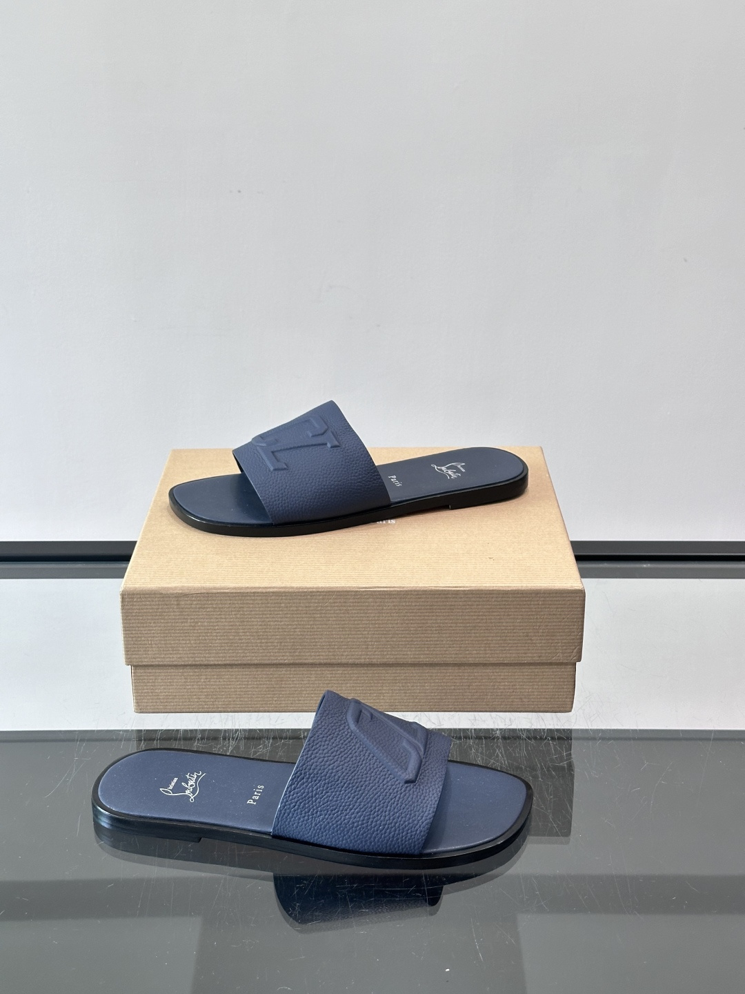 🖤Christian Louboutin男士凉拖，选用优质皮革，鞋面有标志性“CL”装饰，简约又有辨识度