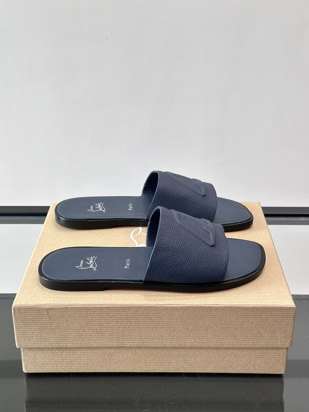 🖤Christian Louboutin男士凉拖，选用优质皮革，鞋面有标志性“CL”装饰，简约又有辨识度