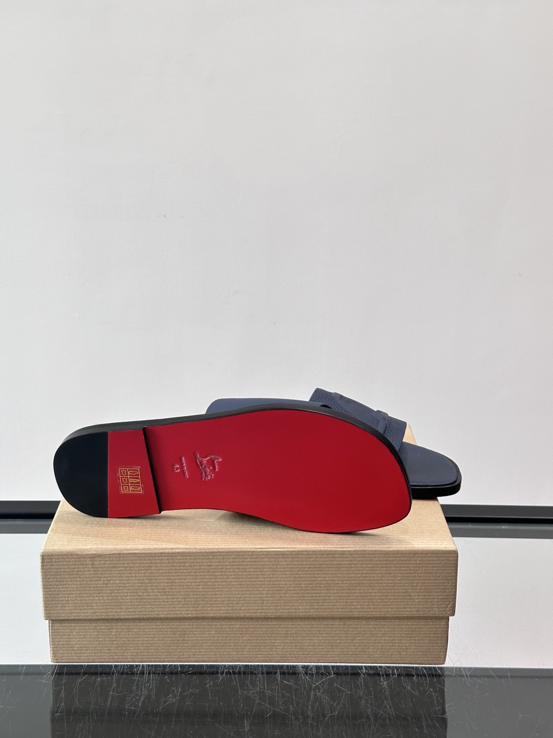 🖤Christian Louboutin男士凉拖，选用优质皮革，鞋面有标志性“CL”装饰，简约又有辨识度