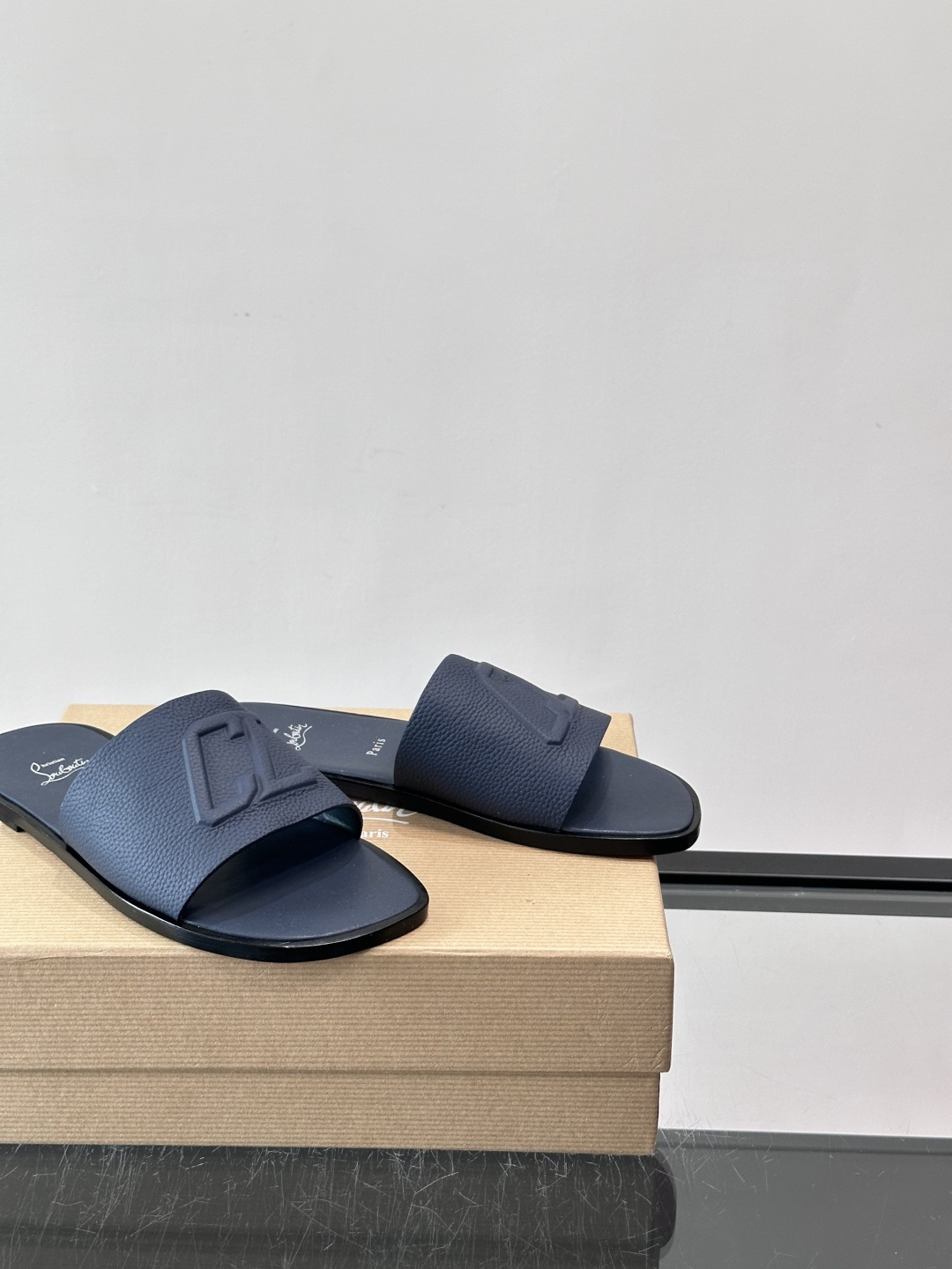 🖤Christian Louboutin男士凉拖，选用优质皮革，鞋面有标志性“CL”装饰，简约又有辨识度