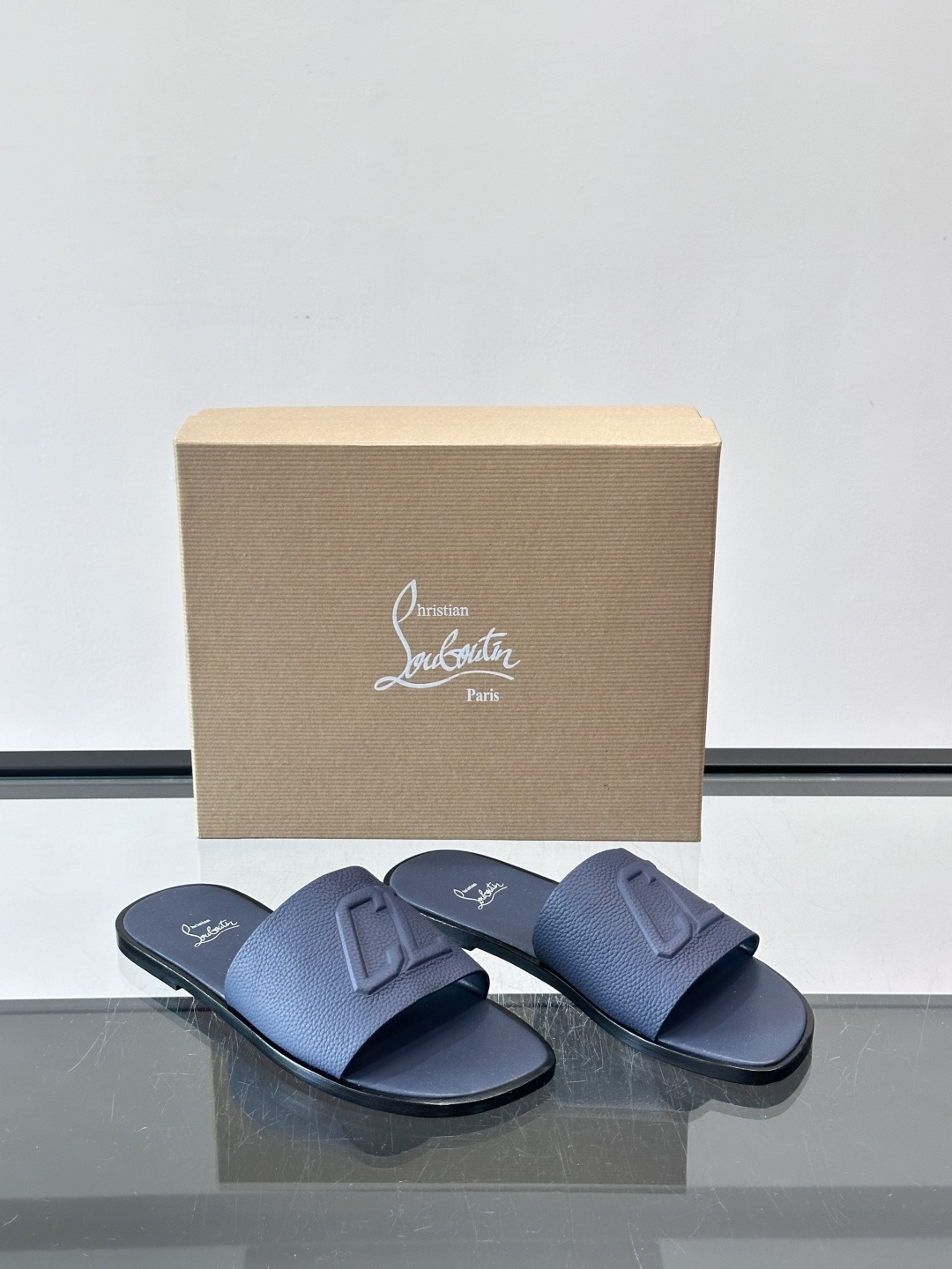 🖤Christian Louboutin男士凉拖，选用优质皮革，鞋面有标志性“CL”装饰，简约又有辨识度