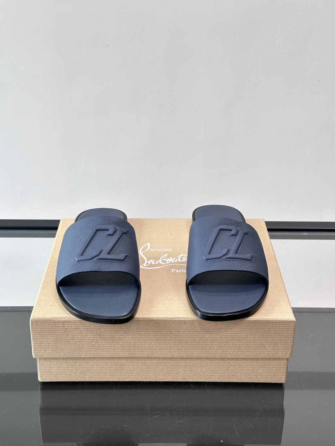 🖤Christian Louboutin男士凉拖，选用优质皮革，鞋面有标志性“CL”装饰，简约又有辨识度