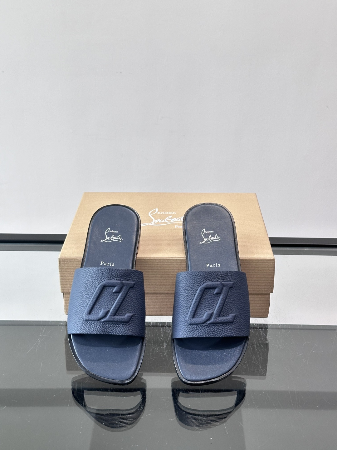 🖤Christian Louboutin男士凉拖，选用优质皮革，鞋面有标志性“CL”装饰，简约又有辨识度