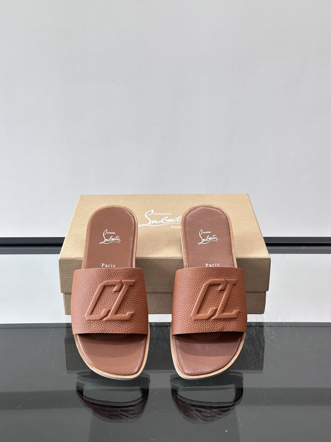 🖤Christian Louboutin男士凉拖，选用优质皮革，鞋面有标志性“CL”装饰，简约又有辨识度