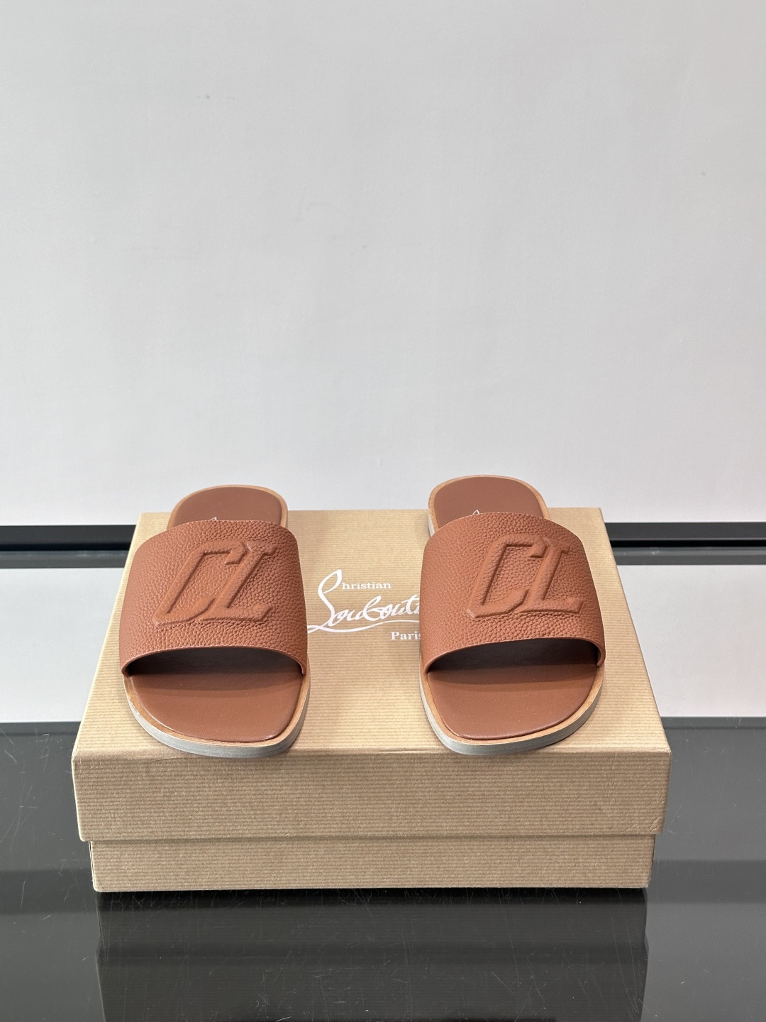 🖤Christian Louboutin男士凉拖，选用优质皮革，鞋面有标志性“CL”装饰，简约又有辨识度