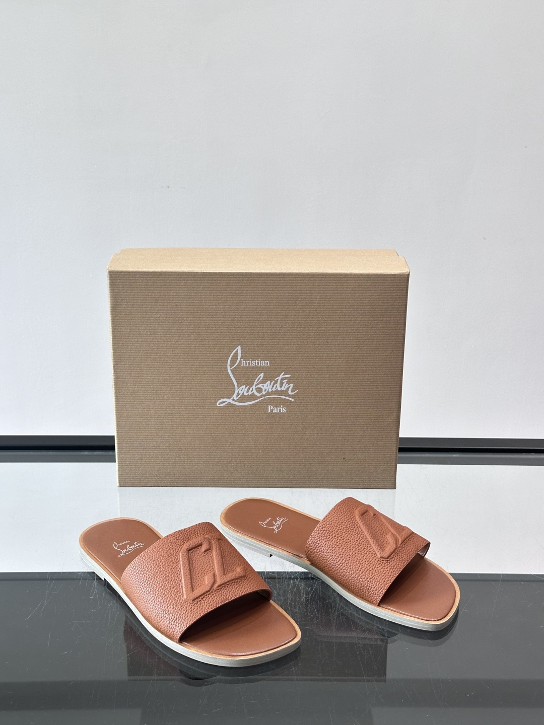 🖤Christian Louboutin男士凉拖，选用优质皮革，鞋面有标志性“CL”装饰，简约又有辨识度