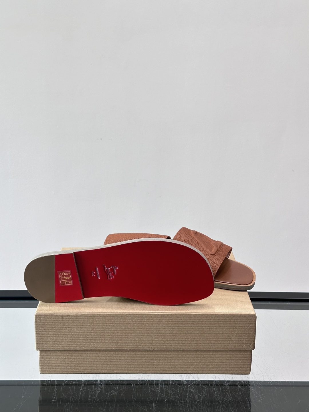 🖤Christian Louboutin男士凉拖，选用优质皮革，鞋面有标志性“CL”装饰，简约又有辨识度