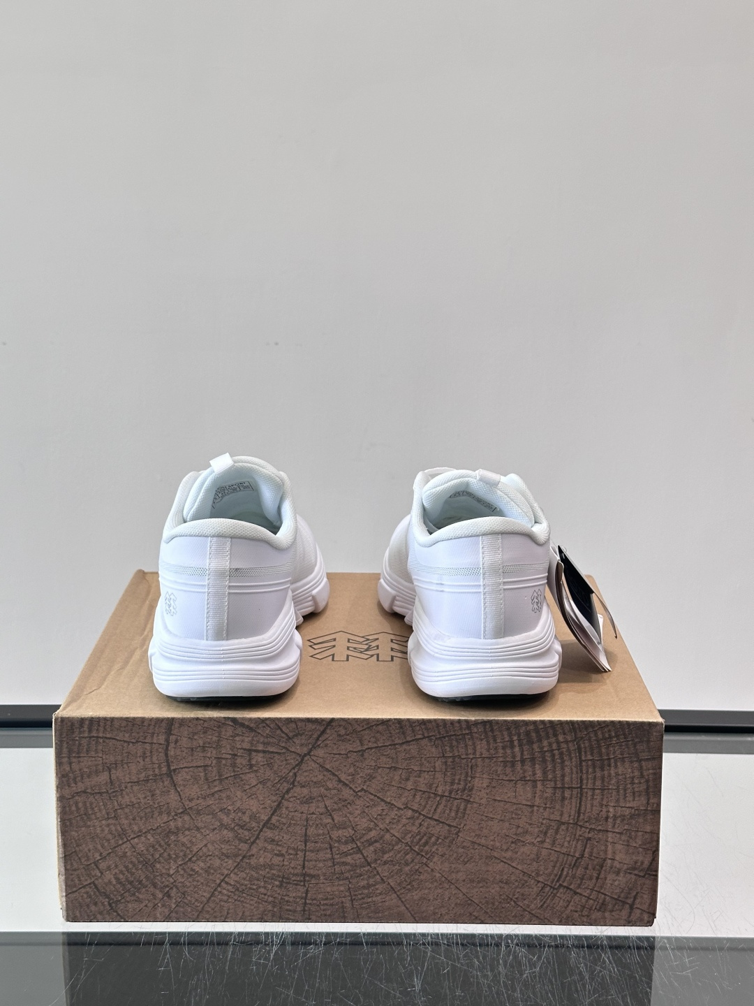 👟KOLON SPORT可隆旅行休闲鞋，主打防泼水+厚底设计，轻便又舒适，适合户外和日常穿搭。鞋面采用防