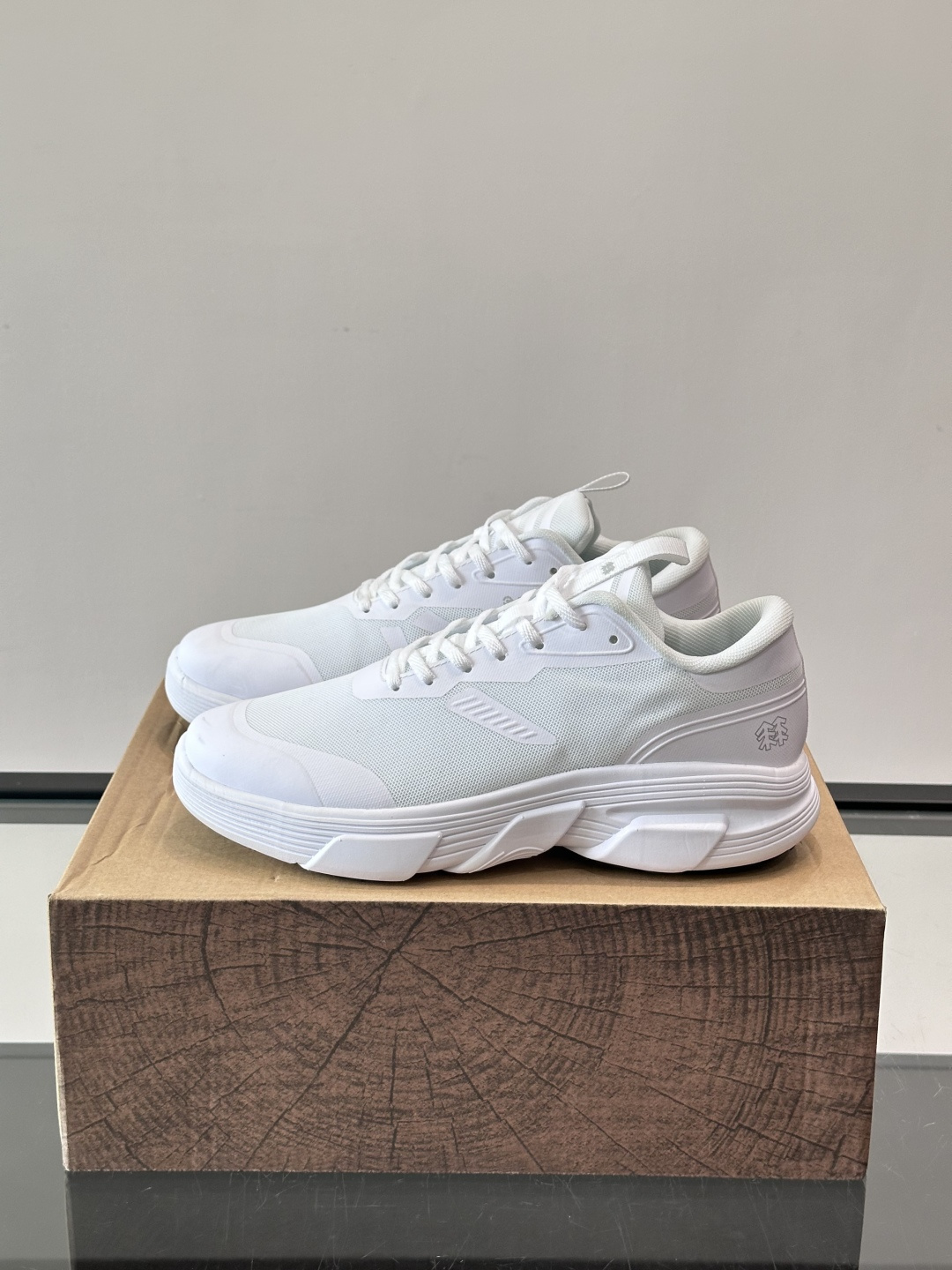 👟KOLON SPORT可隆旅行休闲鞋，主打防泼水+厚底设计，轻便又舒适，适合户外和日常穿搭。鞋面采用防