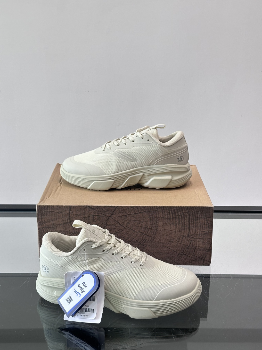 👟KOLON SPORT可隆旅行休闲鞋，主打防泼水+厚底设计，轻便又舒适，适合户外和日常穿搭。鞋面采用防