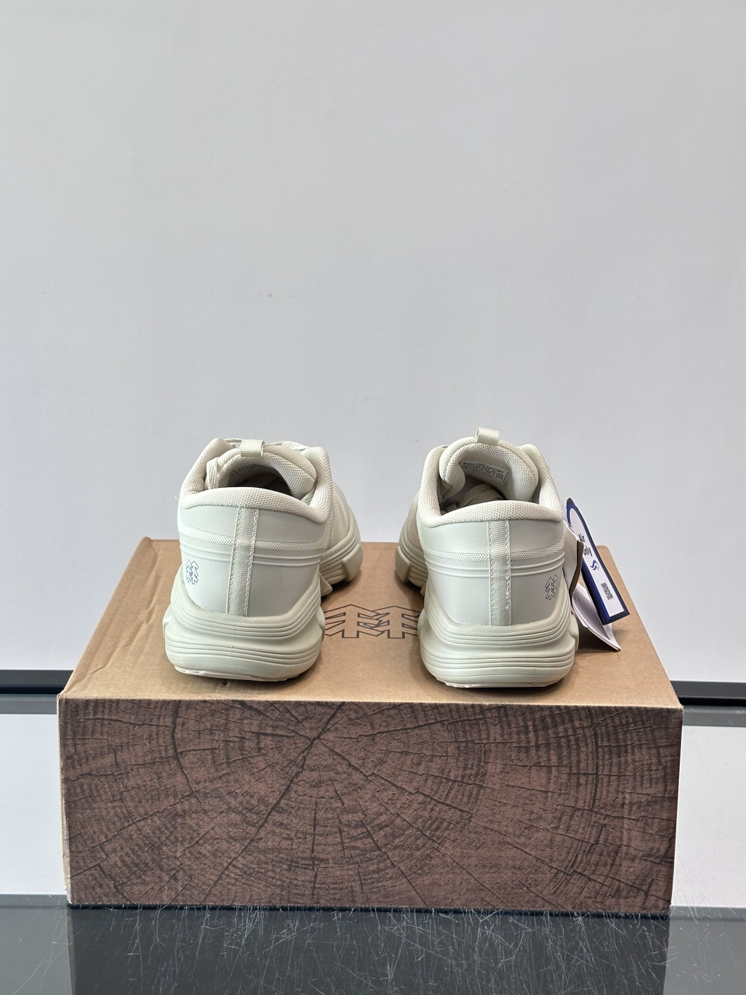 👟KOLON SPORT可隆旅行休闲鞋，主打防泼水+厚底设计，轻便又舒适，适合户外和日常穿搭。鞋面采用防