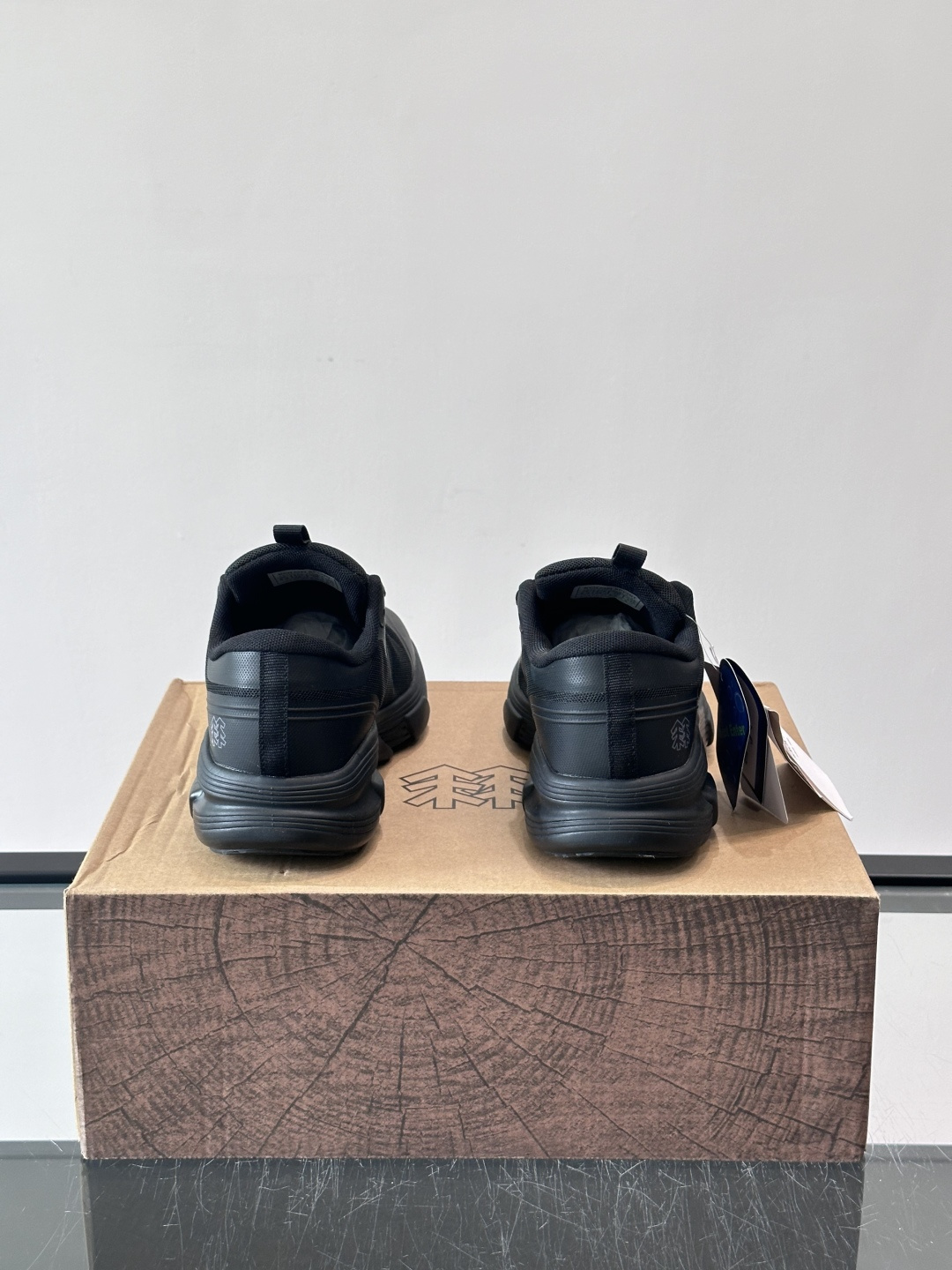 👟KOLON SPORT可隆旅行休闲鞋，主打防泼水+厚底设计，轻便又舒适，适合户外和日常穿搭。鞋面采用防
