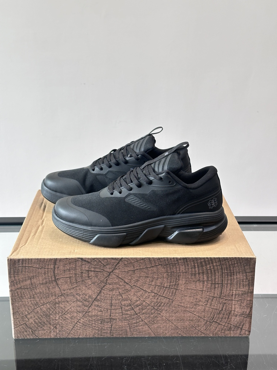 👟KOLON SPORT可隆旅行休闲鞋，主打防泼水+厚底设计，轻便又舒适，适合户外和日常穿搭。鞋面采用防