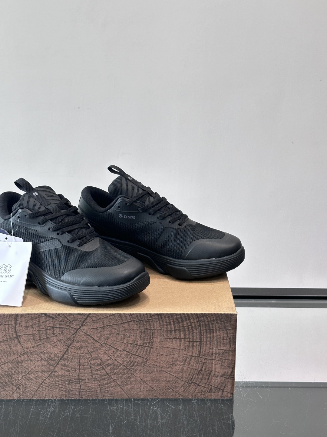👟KOLON SPORT可隆旅行休闲鞋，主打防泼水+厚底设计，轻便又舒适，适合户外和日常穿搭。鞋面采用防
