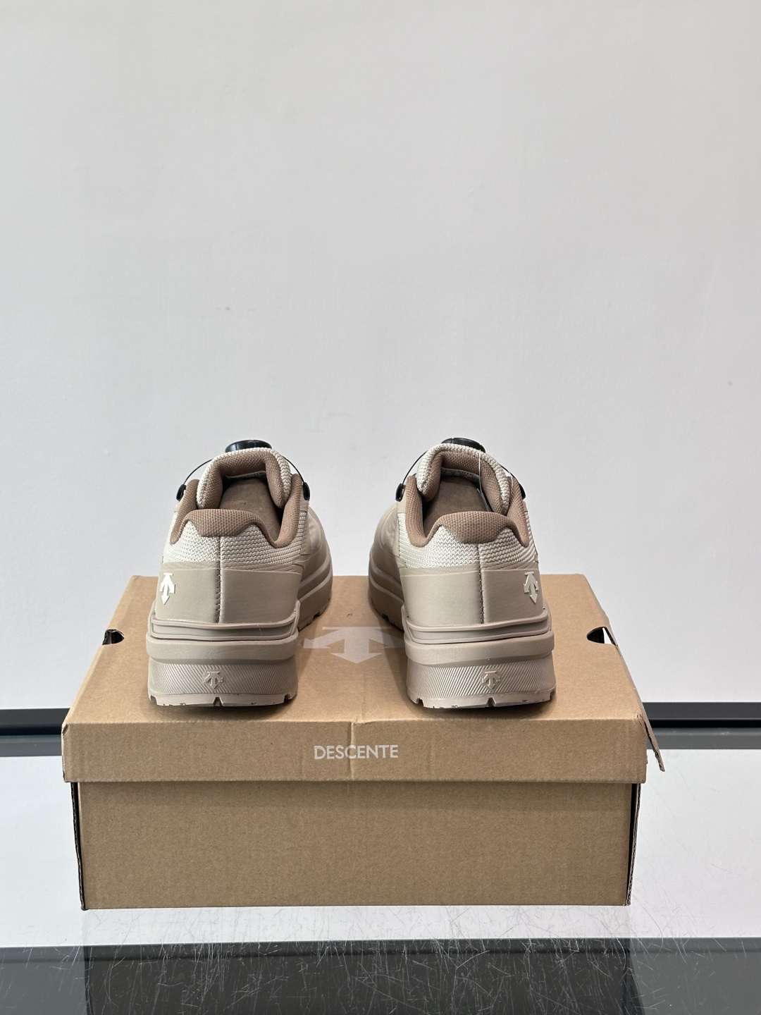 👟迪桑特CHRON TRAINER旋钮鞋，复古拼接设计，牛皮➕网布鞋面，透气又舒适。BOA旋钮系带，穿脱