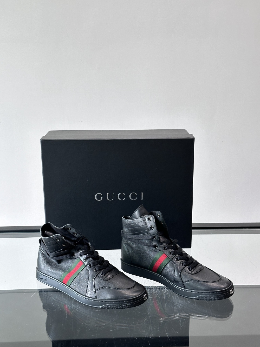 Gucci Demna高帮做旧日鞋，选用柔软小牛皮，经典红绿Web条纹点缀，复古感满满。鞋帮可翻折，高帮