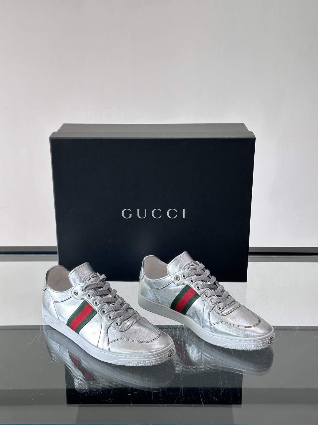 Gucci Demna高帮做旧日鞋，选用柔软小牛皮，经典红绿Web条纹点缀，复古感满满。鞋帮可翻折，高帮