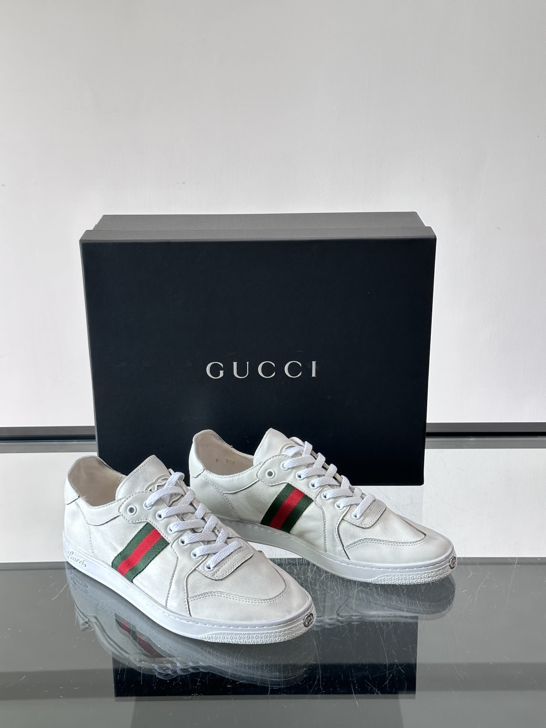 Gucci Demna高帮做旧日鞋，选用柔软小牛皮，经典红绿Web条纹点缀，复古感满满。鞋帮可翻折，高帮