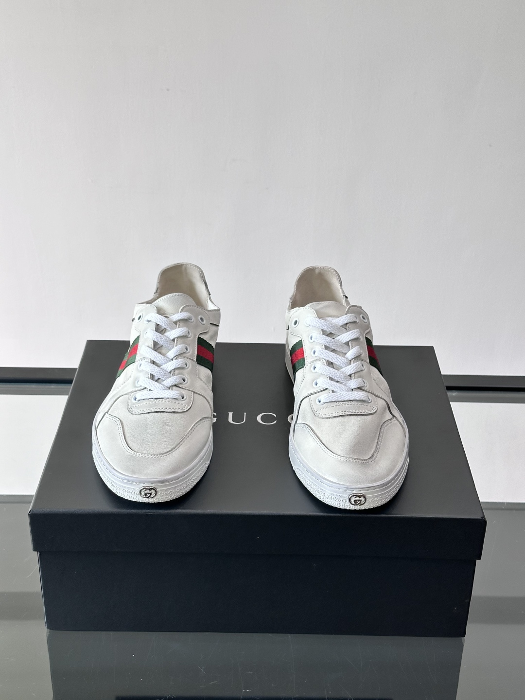 Gucci Demna高帮做旧日鞋，选用柔软小牛皮，经典红绿Web条纹点缀，复古感满满。鞋帮可翻折，高帮