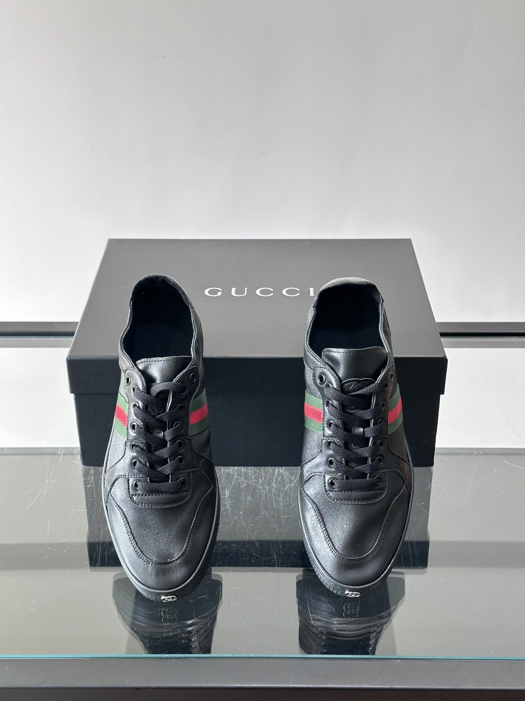 Gucci Demna高帮做旧日鞋，选用柔软小牛皮，经典红绿Web条纹点缀，复古感满满。鞋帮可翻折，高帮