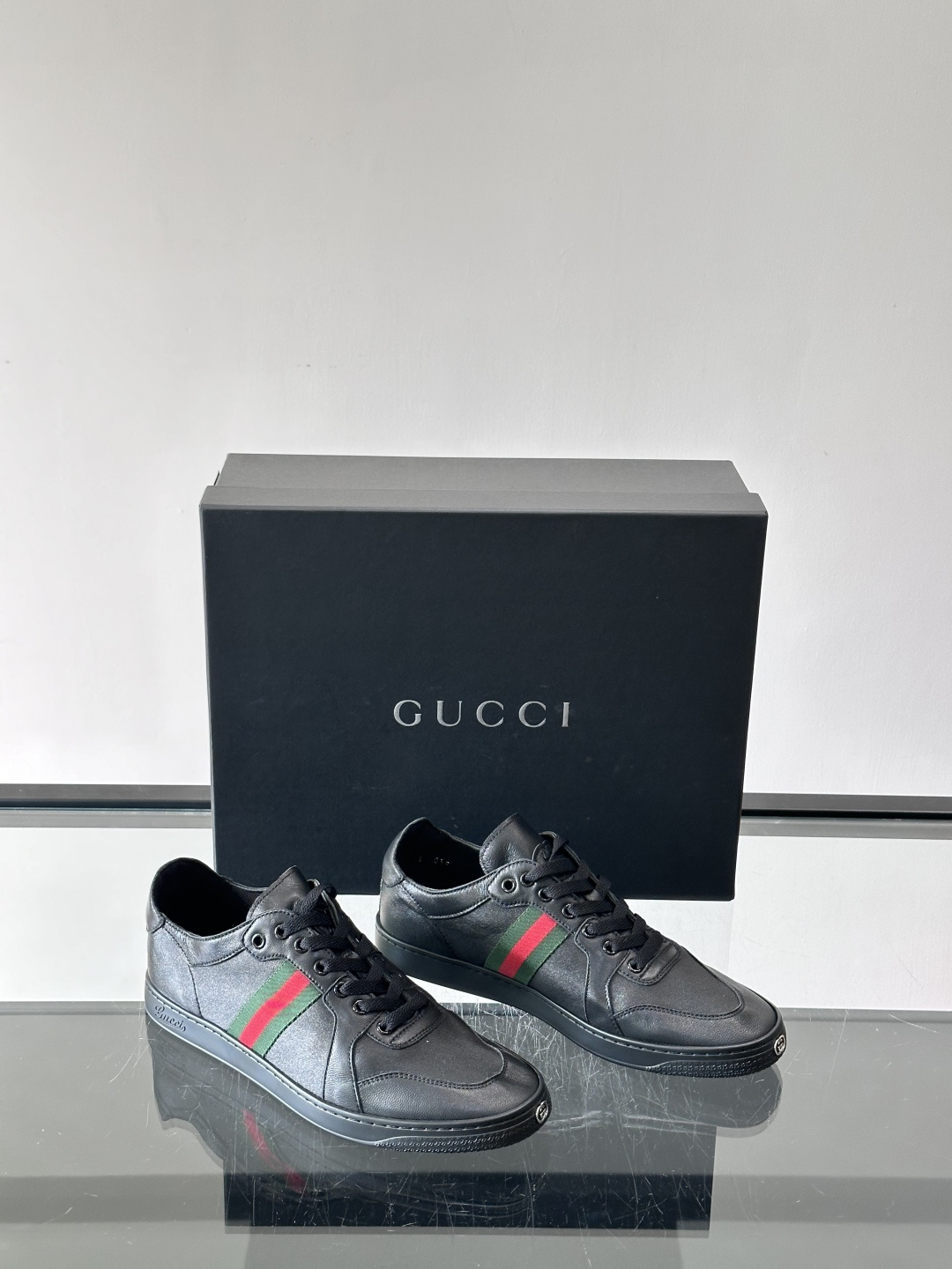 Gucci Demna高帮做旧日鞋，选用柔软小牛皮，经典红绿Web条纹点缀，复古感满满。鞋帮可翻折，高帮