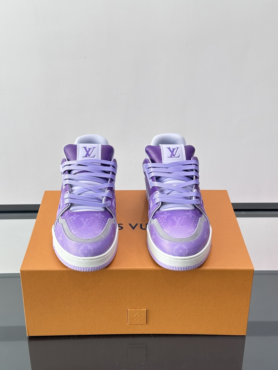 💜LV Trainer新配色运动鞋，荔枝纹牛皮+织物拼接，经典Monogram老花图案，品牌辨识度超高✨