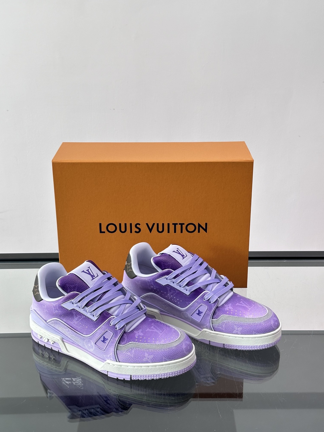 💜LV Trainer新配色运动鞋，荔枝纹牛皮+织物拼接，经典Monogram老花图案，品牌辨识度超高✨