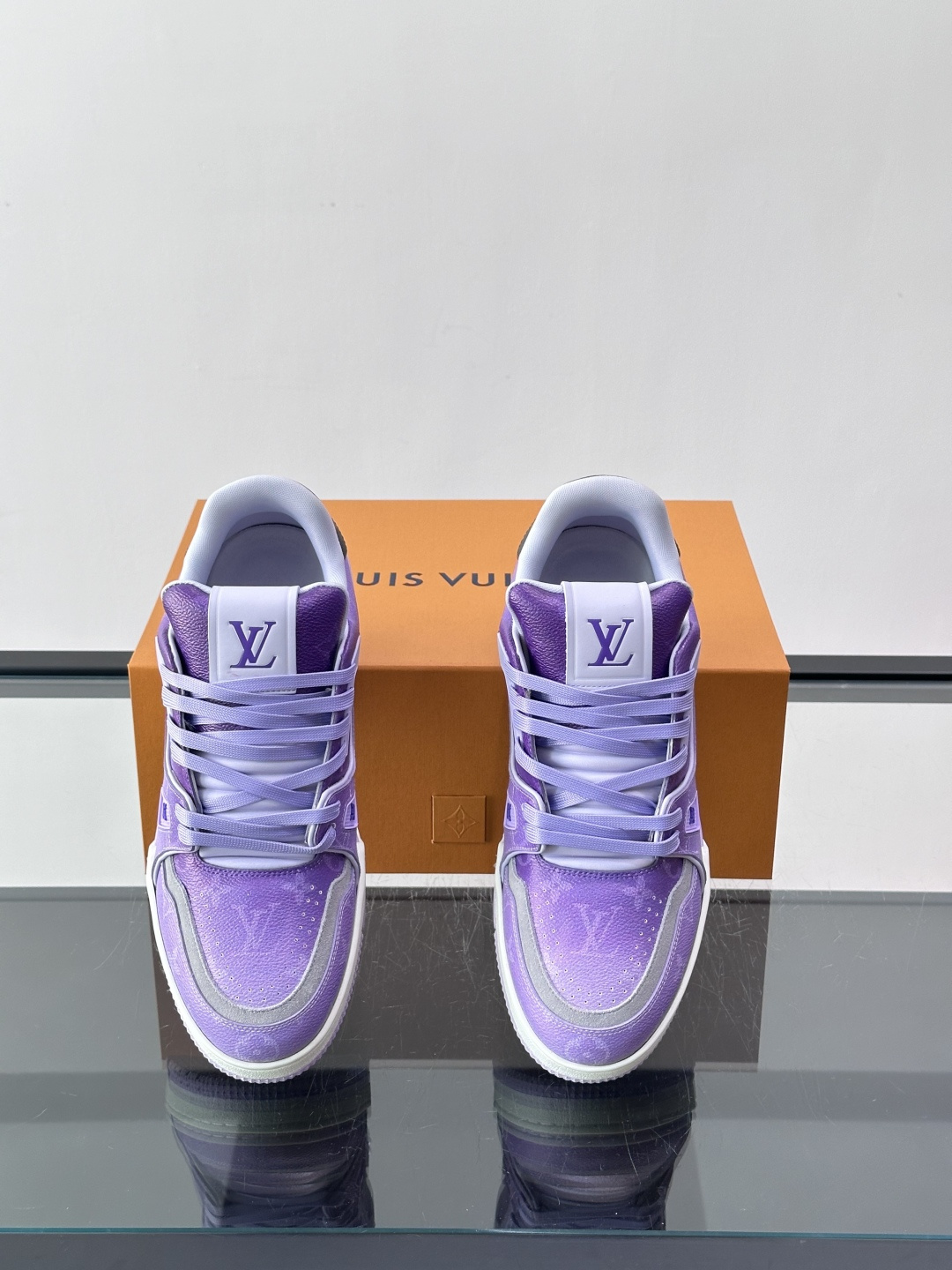 💜LV Trainer新配色运动鞋，荔枝纹牛皮+织物拼接，经典Monogram老花图案，品牌辨识度超高✨