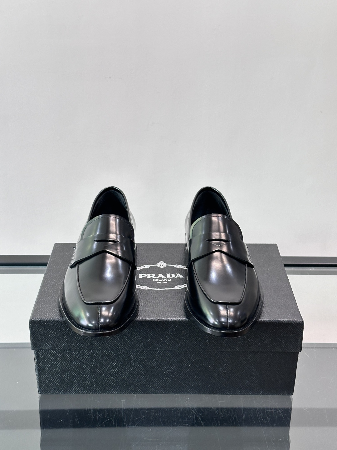 Prad*家新款🆕 男士休闲皮鞋✔️选用进口头层小牛皮材质，质感满满，挺括和圆形鞋头设计, 原版开模真皮