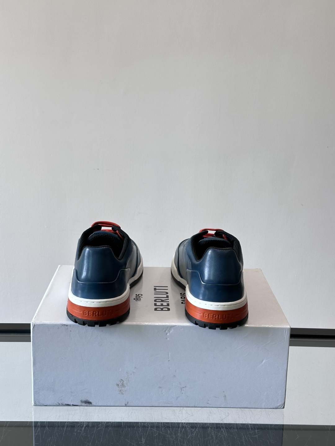 👞Berluti休闲运动鞋，选用优质小牛皮，质感细腻耐用。鞋带撞色设计，活力满满✨。橡胶鞋底抓地力强，穿