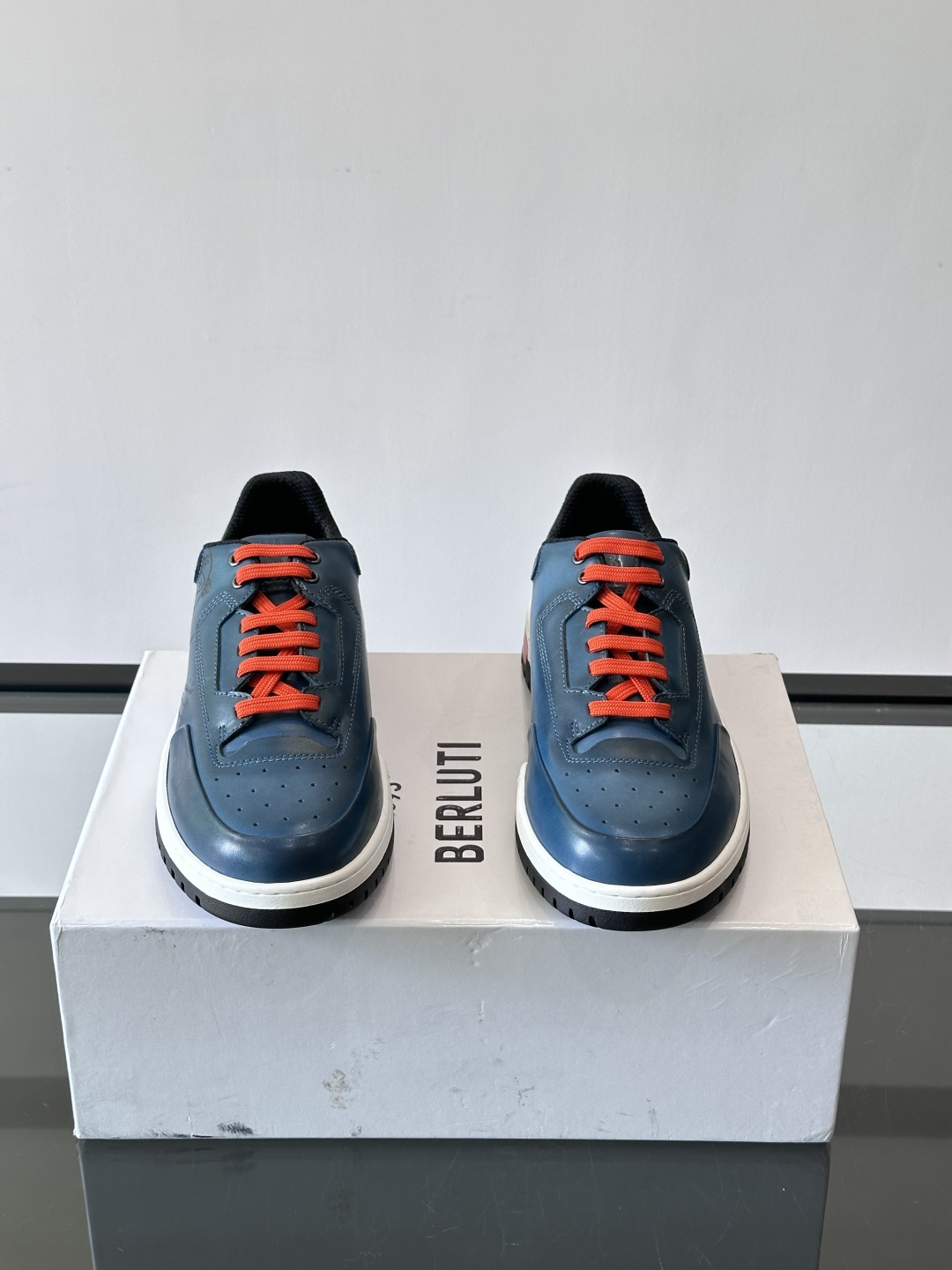 👞Berluti休闲运动鞋，选用优质小牛皮，质感细腻耐用。鞋带撞色设计，活力满满✨。橡胶鞋底抓地力强，穿