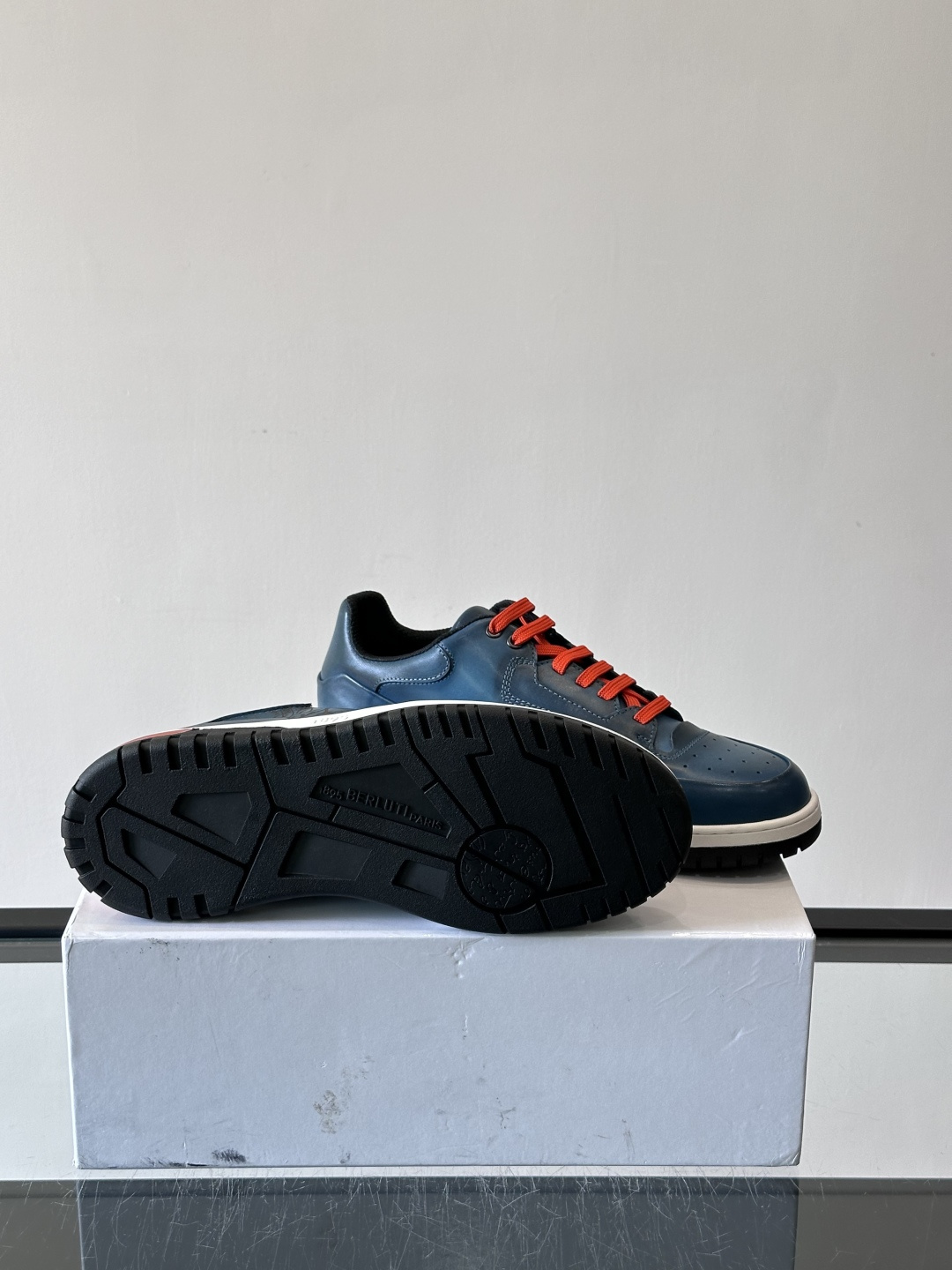 👞Berluti休闲运动鞋，选用优质小牛皮，质感细腻耐用。鞋带撞色设计，活力满满✨。橡胶鞋底抓地力强，穿