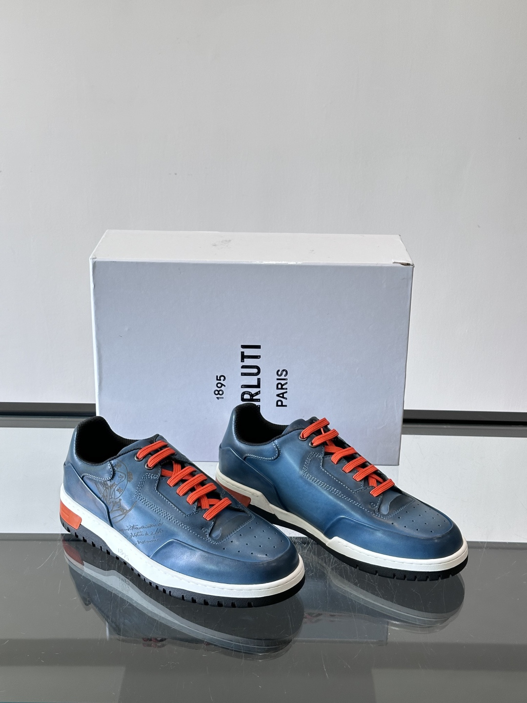 👞Berluti休闲运动鞋，选用优质小牛皮，质感细腻耐用。鞋带撞色设计，活力满满✨。橡胶鞋底抓地力强，穿