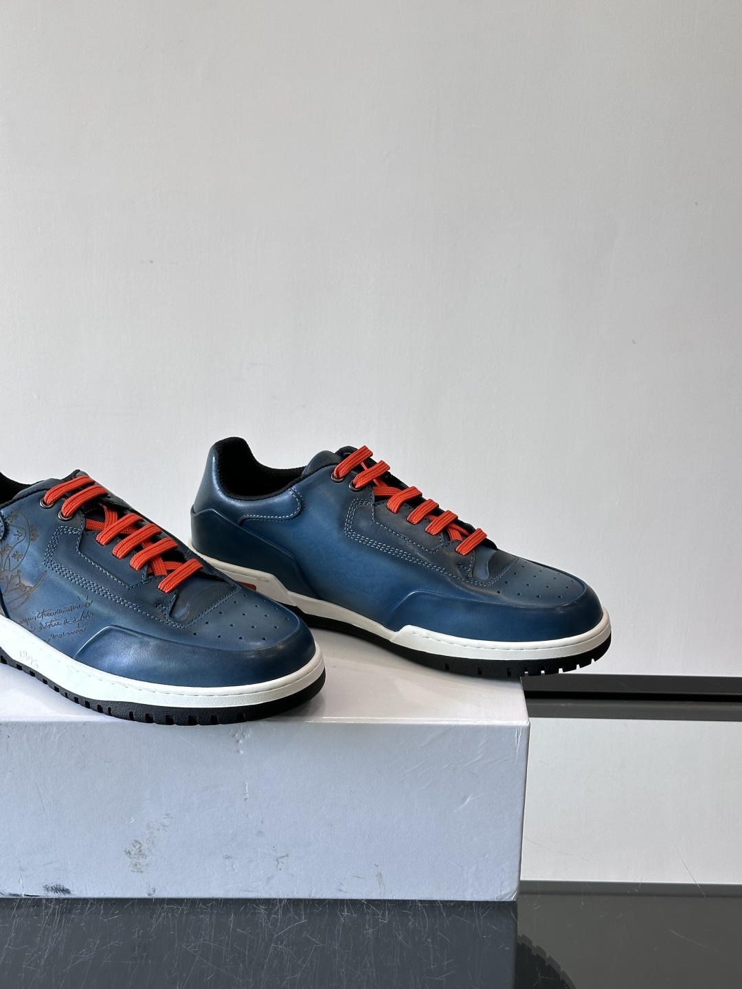👞Berluti休闲运动鞋，选用优质小牛皮，质感细腻耐用。鞋带撞色设计，活力满满✨。橡胶鞋底抓地力强，穿