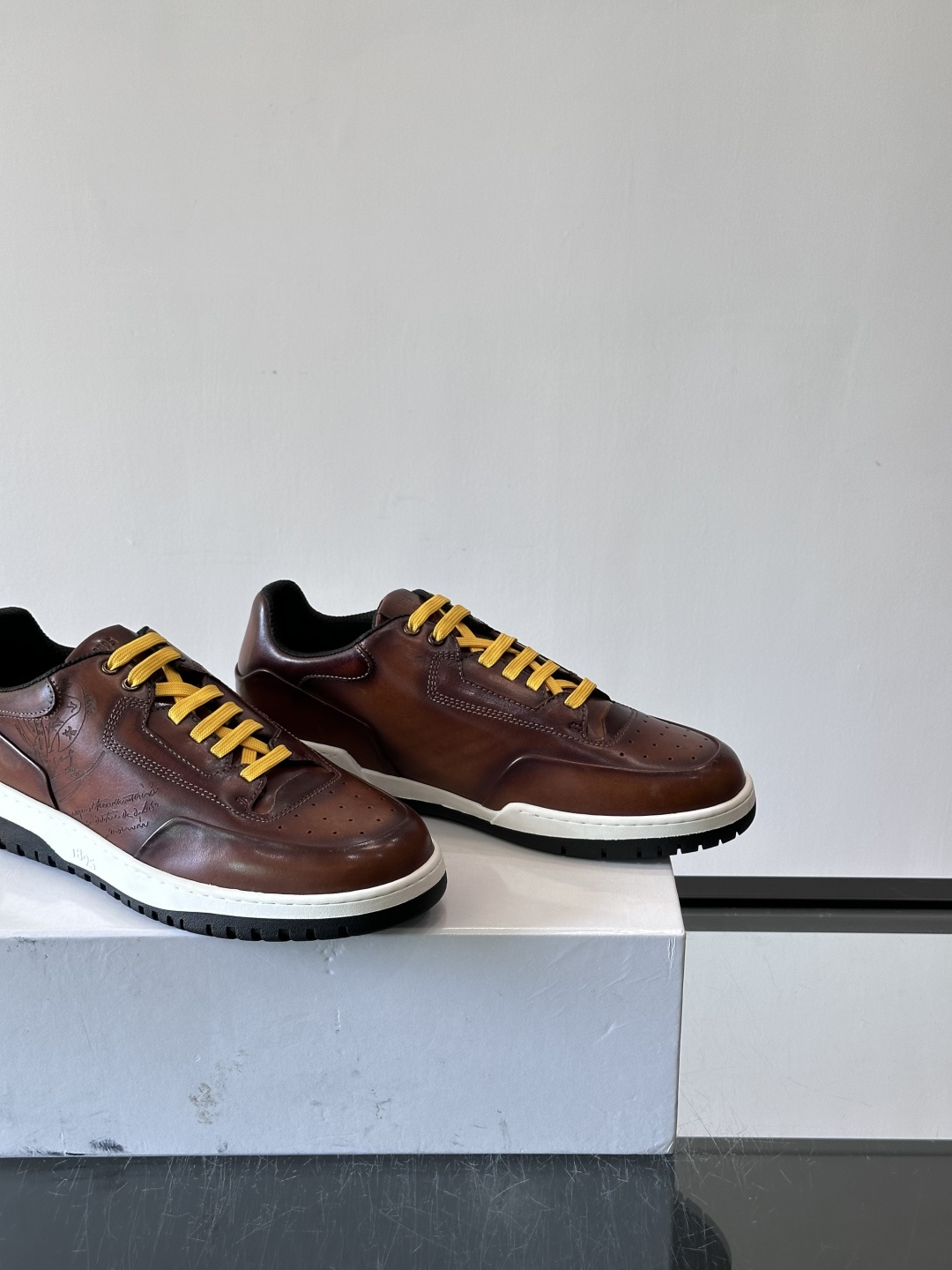 👞Berluti休闲运动鞋，选用优质小牛皮，质感细腻耐用。鞋带撞色设计，活力满满✨。橡胶鞋底抓地力强，穿