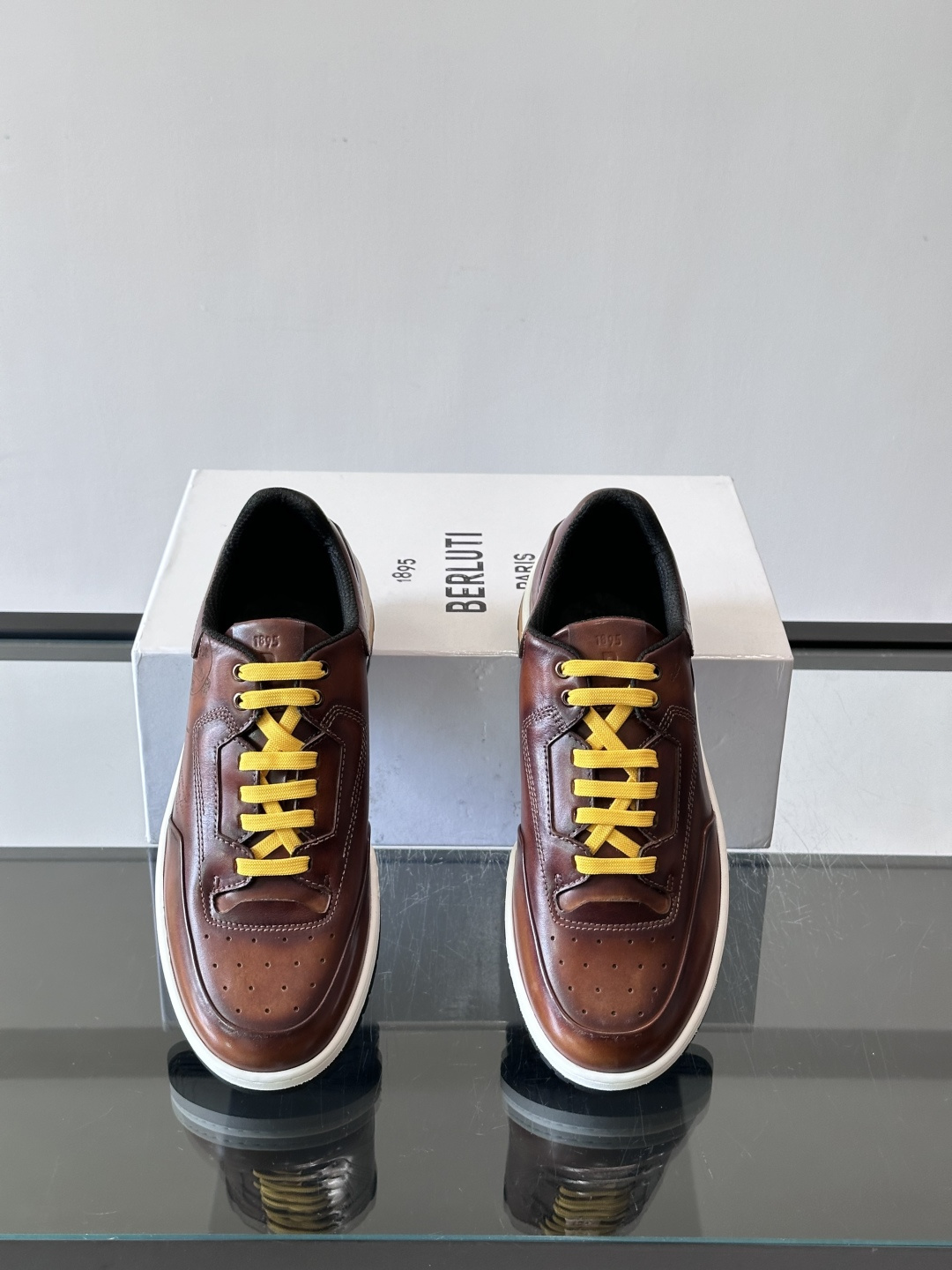 👞Berluti休闲运动鞋，选用优质小牛皮，质感细腻耐用。鞋带撞色设计，活力满满✨。橡胶鞋底抓地力强，穿