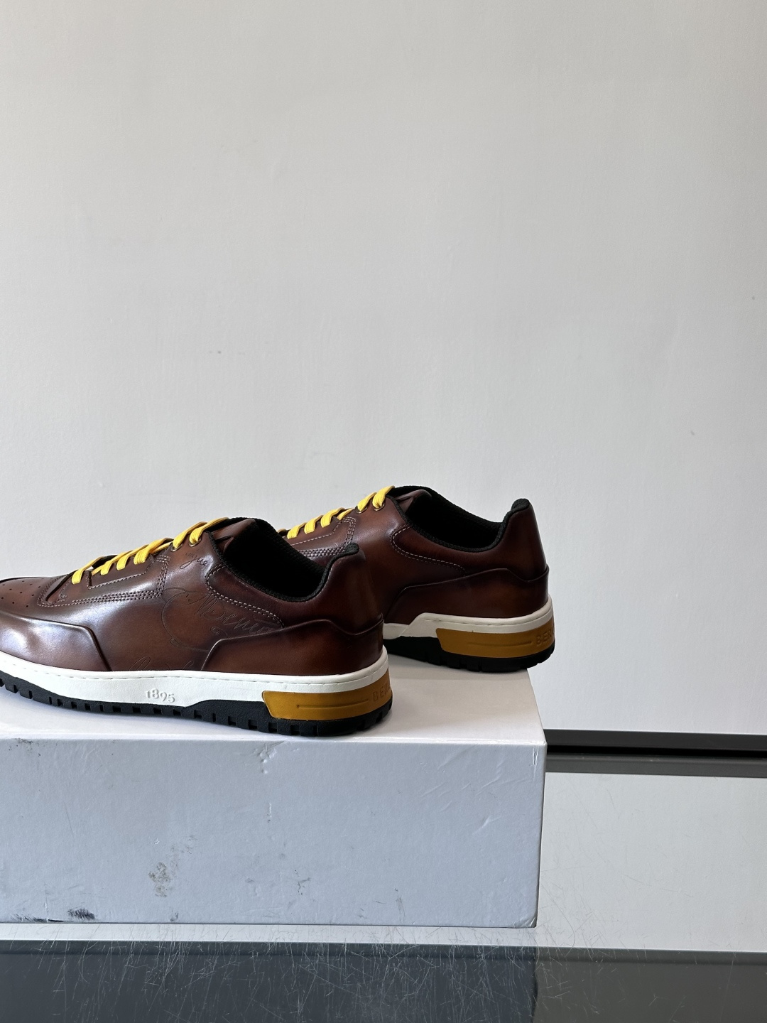 👞Berluti休闲运动鞋，选用优质小牛皮，质感细腻耐用。鞋带撞色设计，活力满满✨。橡胶鞋底抓地力强，穿